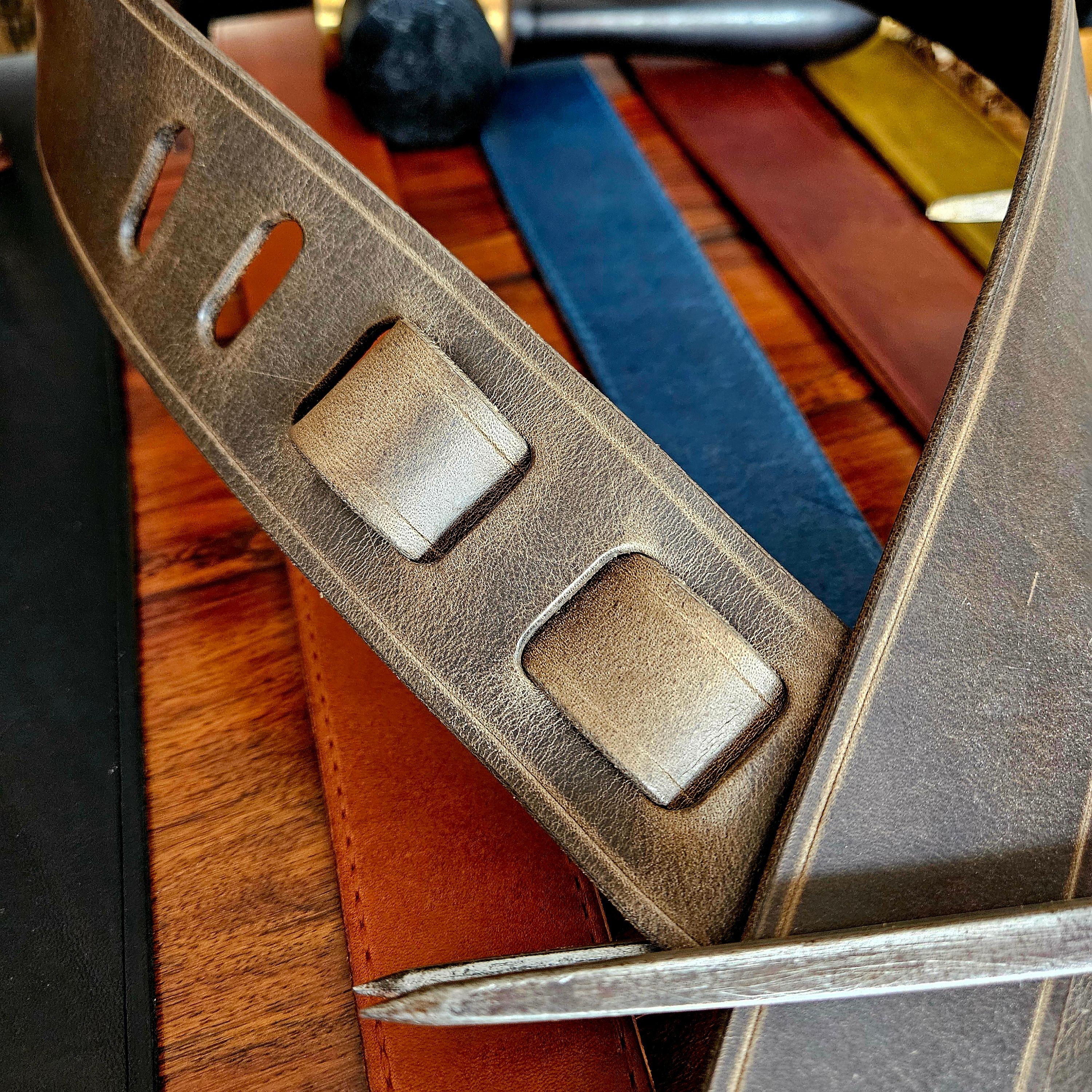 "Arthur" - Handmade distressed leather guitar strap - Elephant thumbnail 4